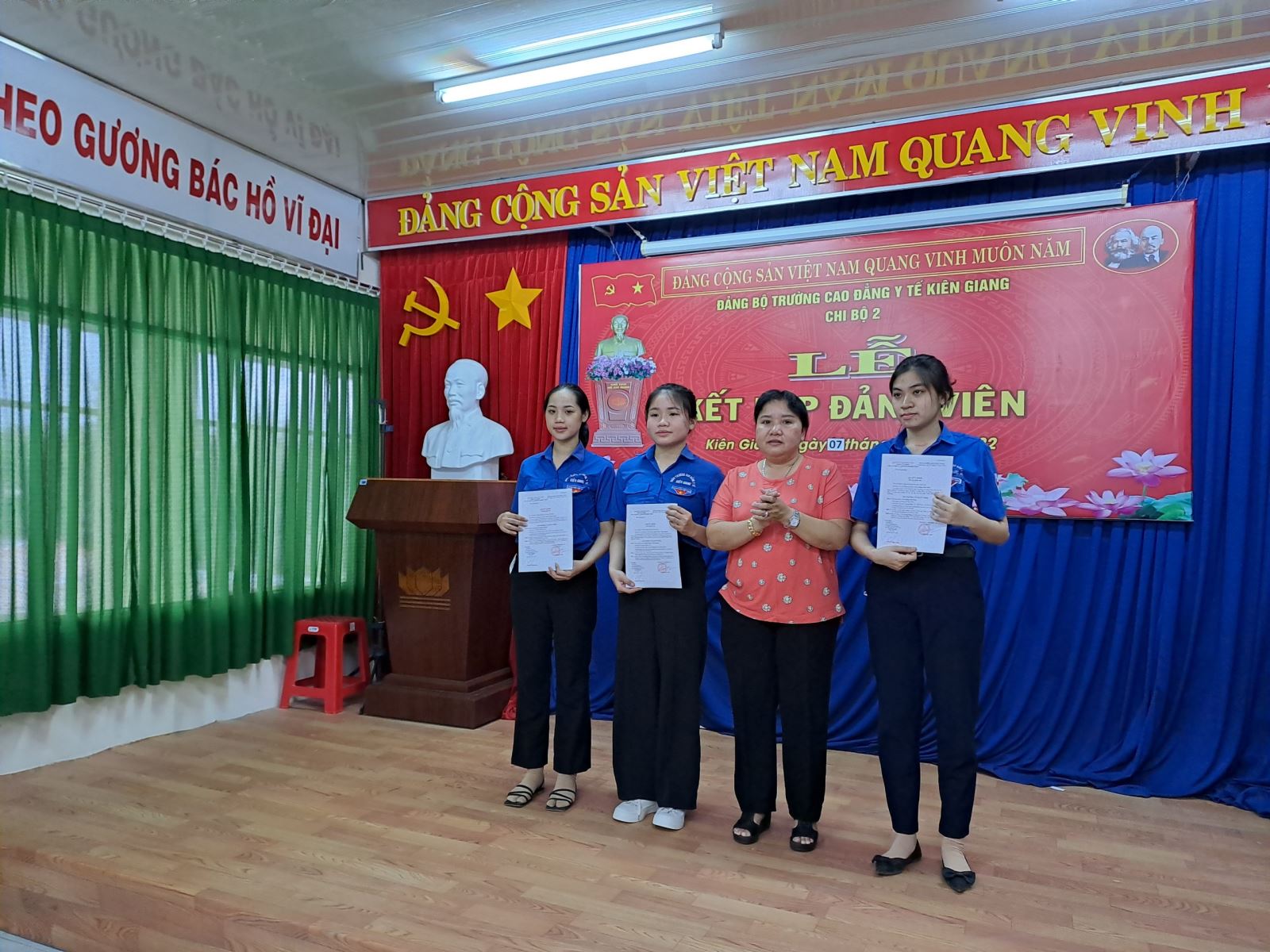 Đ/c Nguyễn Ngọc Bích Bí thư Chi bộ trao quyết định kết nạp đảng viên mới cho 03 đảng viên mới kết nạp